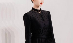 章子怡没想到，迪奥这次妖艳四射的自己，竟败给全裹出镜的郑钦文