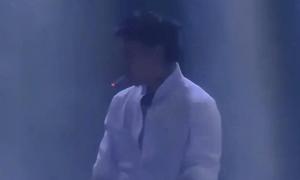 演出过程中突然“点支烟”，知名歌手被处罚