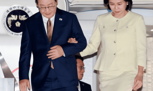 特朗普抵达韩国,刚一走下飞机,就给了李在明一个下马威?