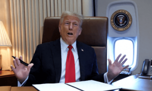 高市早苗对美献上“大礼包”,王毅一通电话精准敲打,日本民众怒吼:首相已成奴仆!